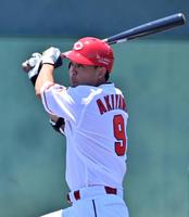 　１回、秋山が先制二塁打を放つ