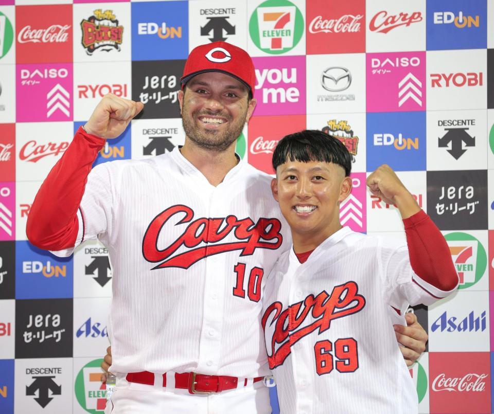 　お立ち台でポーズを決めるマクブルーム（左）と羽月（撮影・坂部計介）