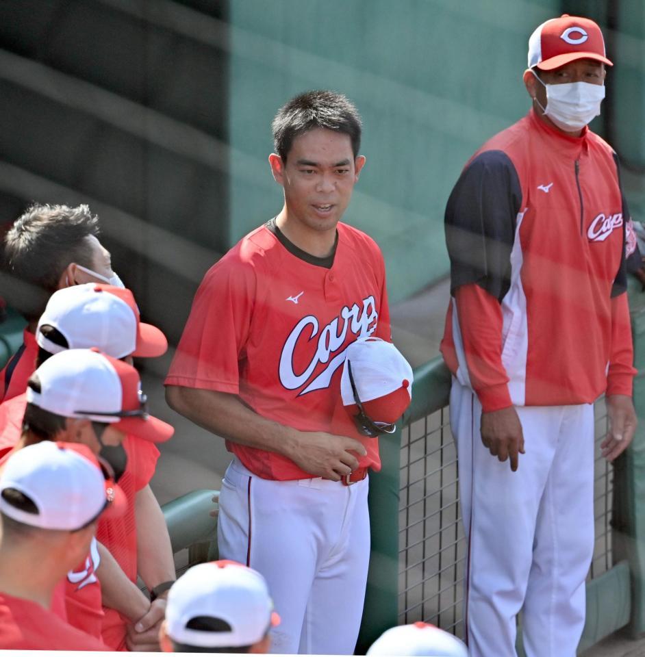 　チームに合流しあいさつする秋山