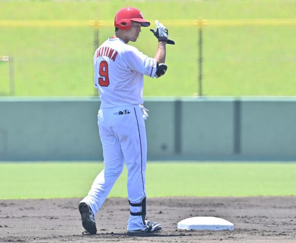 　１回、先制二塁打を放ちベンチの声援に応える秋山