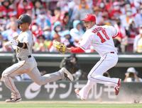 　６回、丸の投ゴロで飛び出した三走・吉川に直接タッチしてアウトにする森下