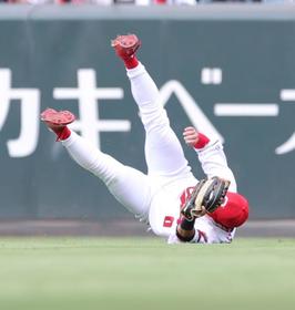 広島・上本がスーパーダイビングキャッチで九里を救う　巨人・岡本和のライナーをガッツ捕球