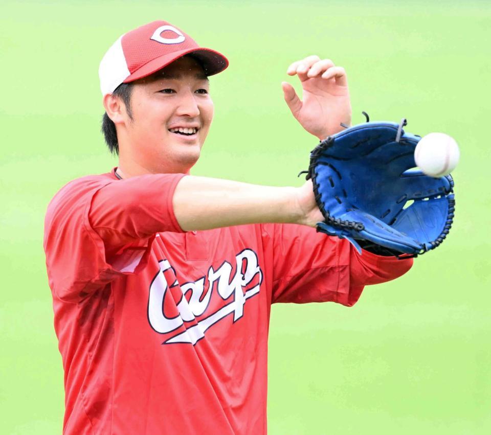 　キャッチボールする床田（撮影・山口登）