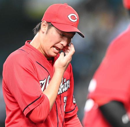 　４回、阪神に勝ち越しを許し、悔しげにベンチへ戻る床田（撮影・飯室逸平）