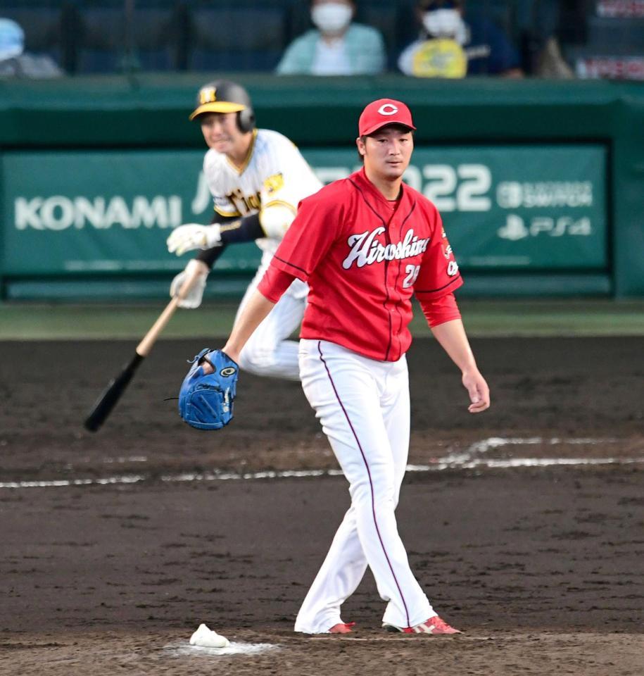 　４回、山本（奥）に勝ち越し打を浴びた床田（撮影・山口登）