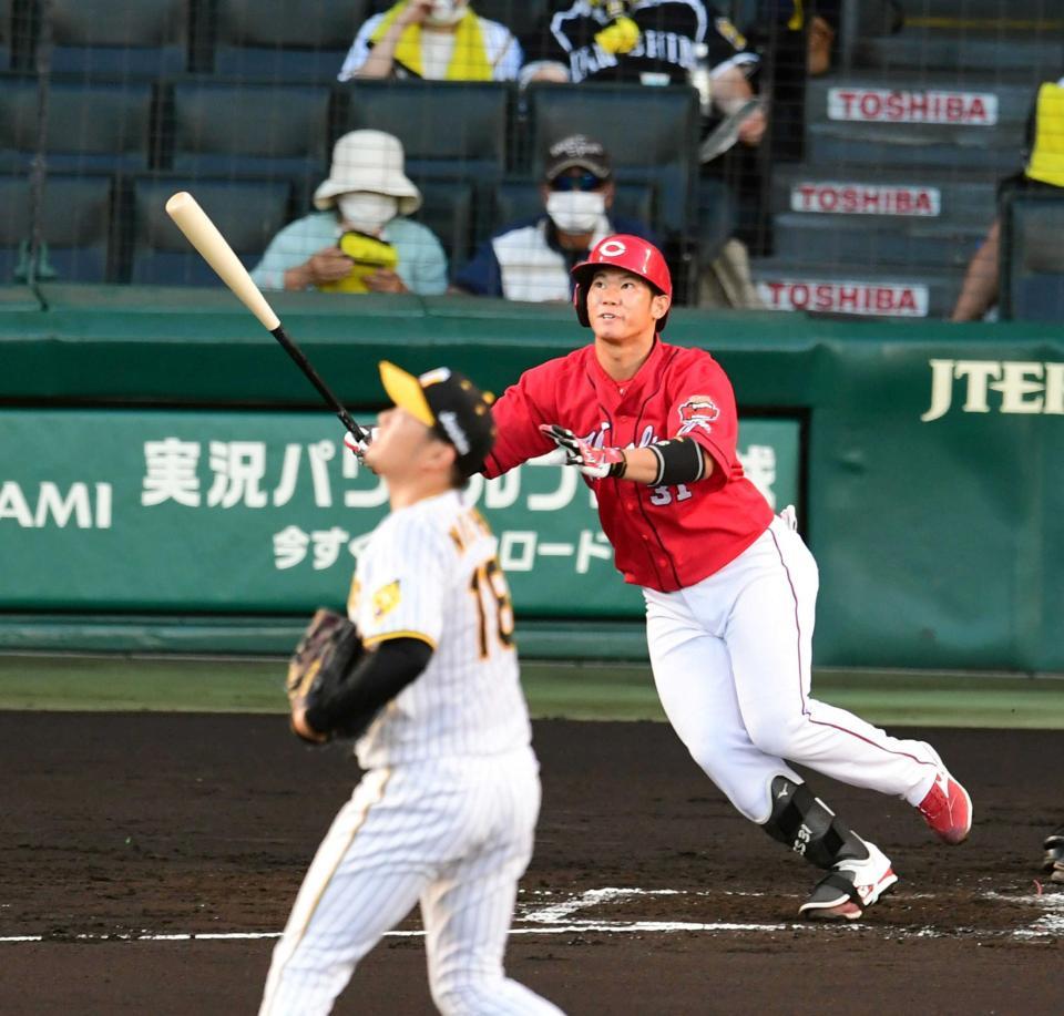 　２回、右越えに先制２ランを放つ坂倉（撮影・山口登）
