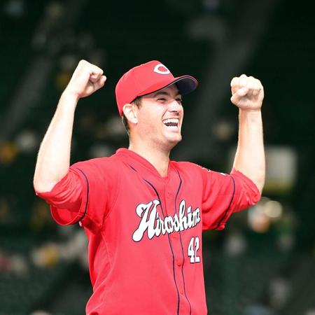 ８回無失点で３勝目を挙げ笑顔でポーズを決めるアンダーソン