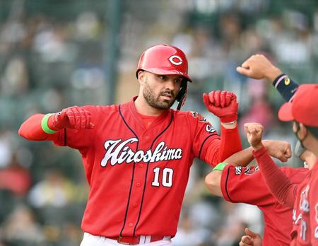 ２回、先制ソロを放ち出迎えを受けるマクブルーム（撮影・山口登）