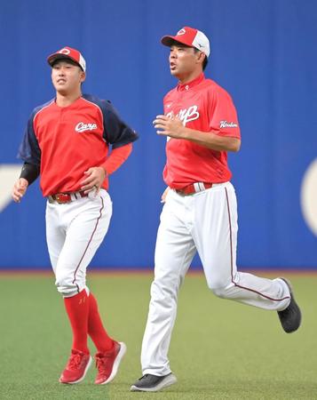 試合前、小園（左）と並んでアップする広島・秋山翔吾＝バンテリンドームナゴヤ（撮影・高部洋祐）