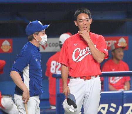 試合前、中日・立浪監督（左）にあいさつする広島・秋山翔吾＝バンテリンドームナゴヤ（撮影・高部洋祐）