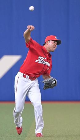 左翼の位置でシートノックを受け、力強く返球する広島・秋山翔吾＝バンテリンドームナゴヤ（撮影・高部洋祐）