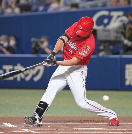 １回、空振り三振に倒れる広島・秋山翔吾＝バンテリンドームナゴヤ（撮影・高部洋祐）