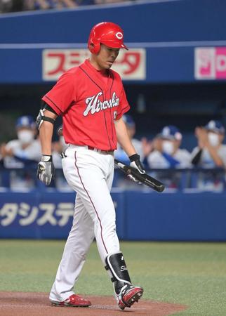 １回、三振に倒れベンチに戻る広島・秋山翔吾＝バンテリンドームナゴヤ（撮影・高部洋祐）