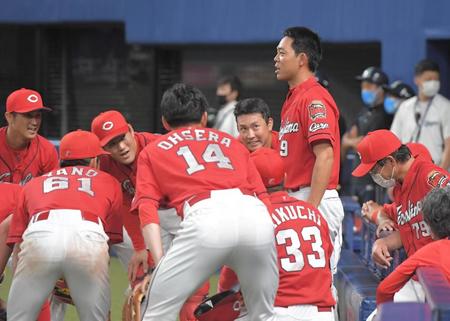 試合前、円陣の中心であいさつする広島・秋山翔吾＝バンテリンドームナゴヤ（撮影・高部洋祐）
