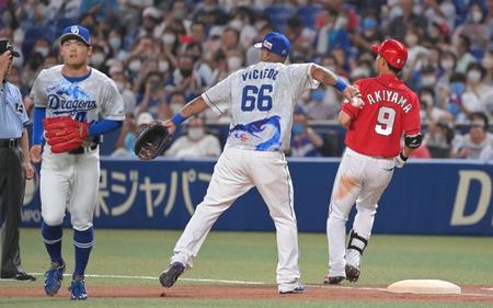 ８回、根尾（左）の前に一ゴロに倒れる秋山（右）＝撮影・高部洋祐