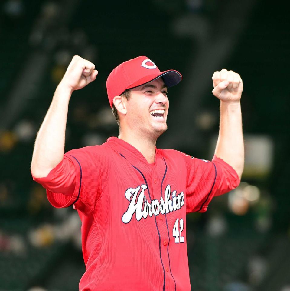 ８回無失点で３勝目を挙げ笑顔でポーズを決めるアンダーソン