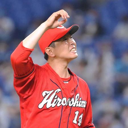 　先制を許した１回を投げ終え、悔しそうにベンチに戻る大瀬良（撮影・高部洋祐）