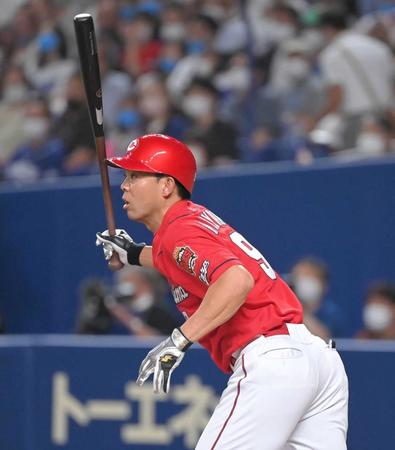 　３回、中前に適時打を放つ秋山（撮影・高部洋祐）