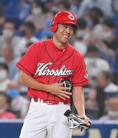 　３回、適時打を放ち塁上で笑顔（撮影・高部洋祐）