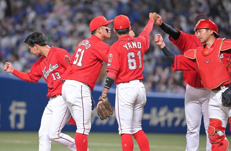 　勝利のタッチを交わす小園（左から２人目）ら広島ナイン（撮影・高部洋祐）