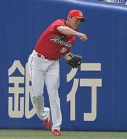 　１回、Ａ・マルティネスの右邪飛をつかみ、本塁に送球する秋山（撮影・高部洋祐）