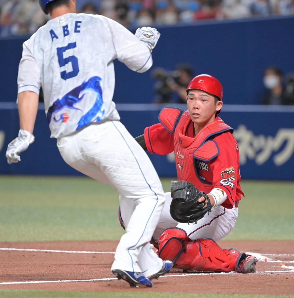 　１回、秋山の送球をつかみ、阿部（左）にタッチにいく持丸（撮影・高部洋祐）