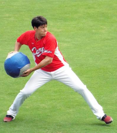 １２日の先発に向けて調整する九里