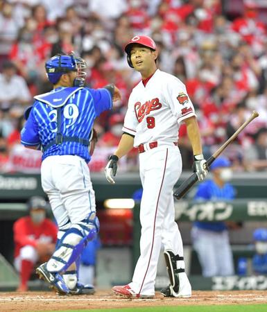 ４回、２打席連続で見逃し三振に倒れた秋山（撮影・立川洋一郎）