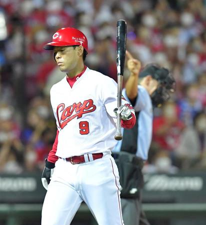 ６回、空振り三振を喫し硬い表情でベンチへ戻る秋山（撮影・立川洋一郎）