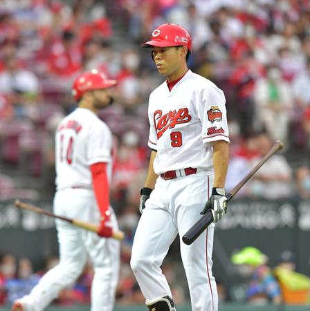 ４回、２打席連続で見逃し三振に倒れ、ベンチへ戻る秋山（撮影・立川洋一郎）