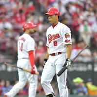 ４回、２打席連続で見逃し三振に倒れ、ベンチへ戻る秋山（撮影・立川洋一郎）