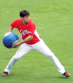 カープ九里　秋山に「本拠地初勝利のボールを」　自身も通算２００試合の節目
