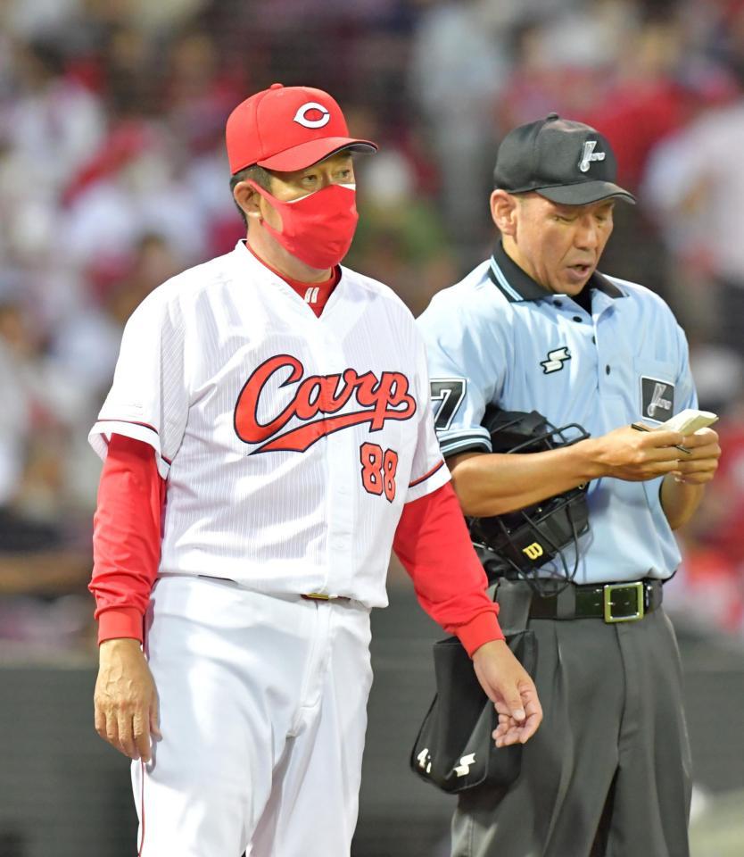 球審に選手の交代を告げる佐々岡監督（撮影・立川洋一郎）