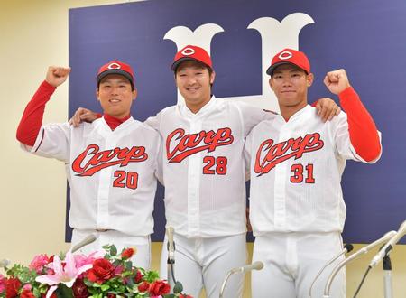 オールスターゲームに監督推薦で選出され気合を見せる（左から）栗林、床田、坂倉（撮影・立川洋一郎）