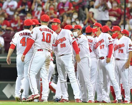 ナインを出迎え勝利のタッチを交わす佐々岡監督（８８）＝撮影・立川洋一郎