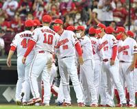 ナインを出迎え勝利のタッチを交わす佐々岡監督（８８）＝撮影・立川洋一郎