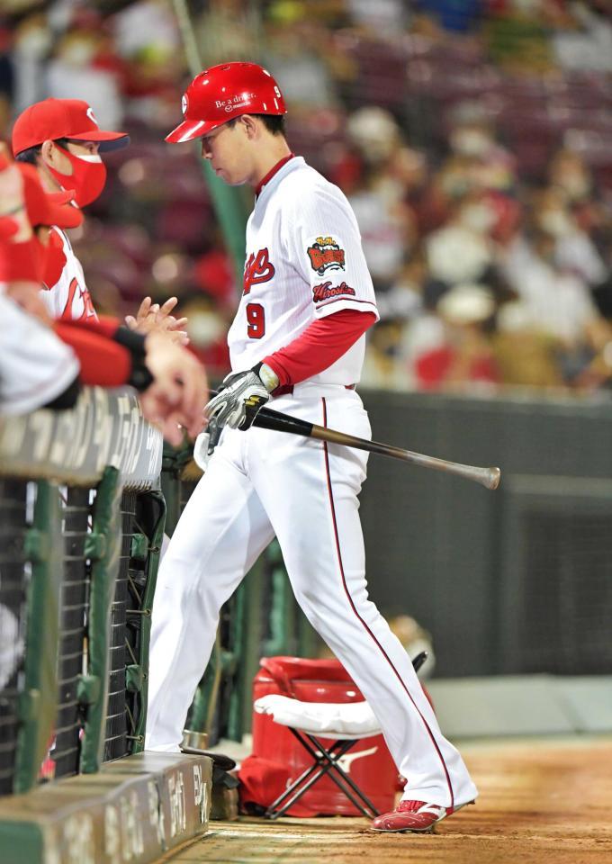 　８回、見逃し三振に倒れベンチへ引き揚げる秋山（撮影・立川洋一郎）