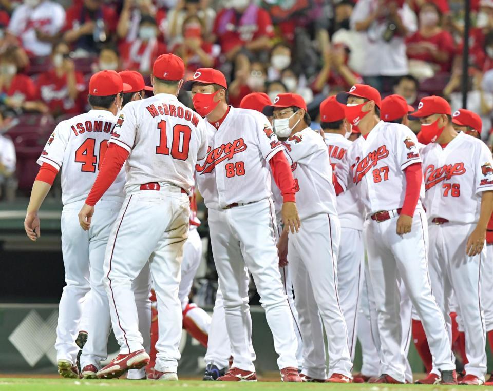 ナインを出迎え勝利のタッチを交わす佐々岡監督（８８）＝撮影・立川洋一郎