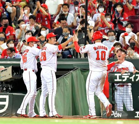 　６回、長野の適時打で生還したマクブルーム（１０）と笑顔でタッチを交わす床田（撮影・立川洋一郎）