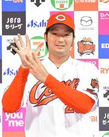 　ヒーローインタビューを終え、お立ち台で８勝目を示すポーズを見せる