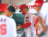 　敗戦が決まってベンチを後にする佐々岡監督（撮影・立川洋一郎）