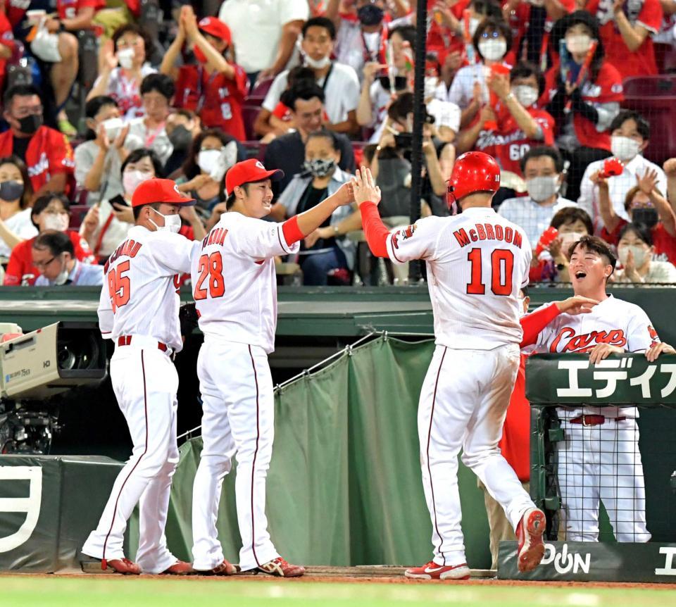 　６回、長野の適時打で生還したマクブルーム（１０）と笑顔でタッチを交わす床田（撮影・立川洋一郎）