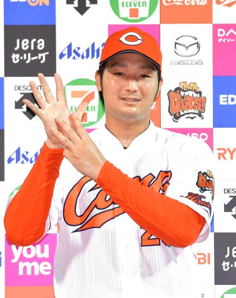 　ヒーローインタビューを終え、お立ち台で８勝目を示すポーズを見せる