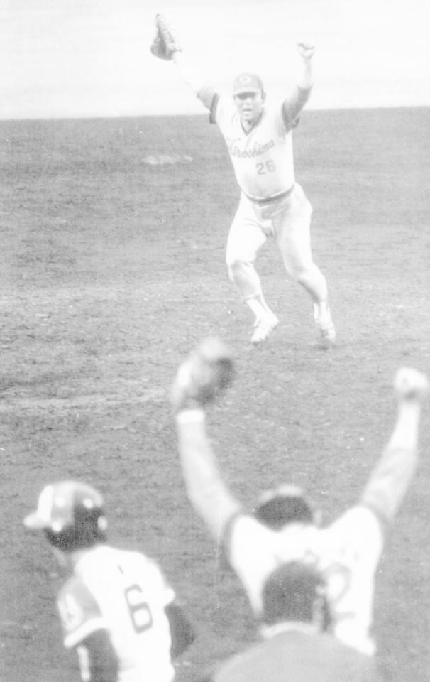 　７９年の日本シリーズ、９回裏無死満塁のピンチをしのいで日本一！マウンドでガッツポーズをする江夏＝７９年１１月４日、大阪球場