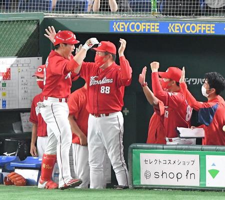 　１１回、満塁ホームランを放った磯村（左）を迎える佐々岡監督（撮影・伊藤笙子）