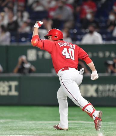 　１１回、満塁本塁打を放ち、雄たけびを上げる磯村（撮影・西岡正）