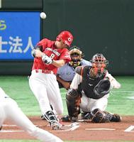 　１回、右中間へ２ランを放つ秋山（撮影・伊藤笙子）