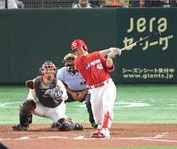 　１１回、左中間へ満塁ホームランを放つ磯村（撮影・伊藤笙子）