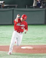 　１１回、左中間へ満塁ホームランを放ち、ガッツポーズの磯村（撮影・伊藤笙子）