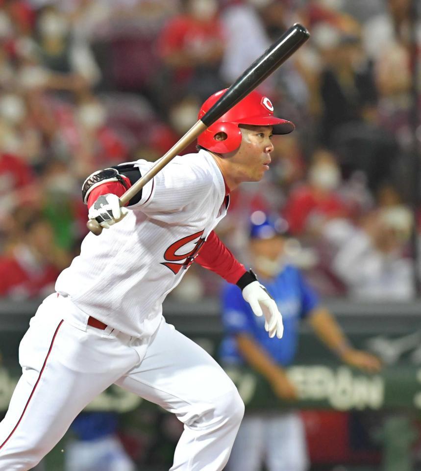 ３回、右前へ適時打を放つ秋山（撮影・立川洋一郎）